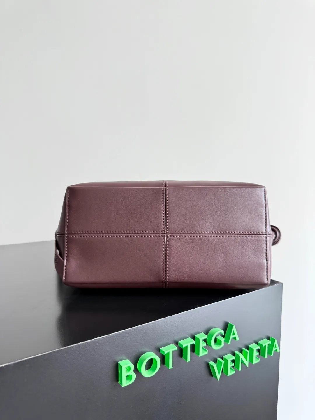 Batch 2220 Bottega Veneta small Sawyer leather model, but still light and soft, the straps can be knotted to adjust the length. Durable and large in capacity, it meets my extremely high standards for small carry-on bags. The texture of cowhide is really amazing, and it can be easily matched with both business and leisure. This bag is a Sawyer Bag that is interpreted with triangles and geometric circles👜. Its soft but indestructible appearance constitutes its fashionable beauty. You can freely adjust the length of the backpack😊No matter how complicated the world is, as long as there is a bag with you, everything will become better, and it is easy for boys and girls to control it! Style number: 815807 Size: 25*17*12cm